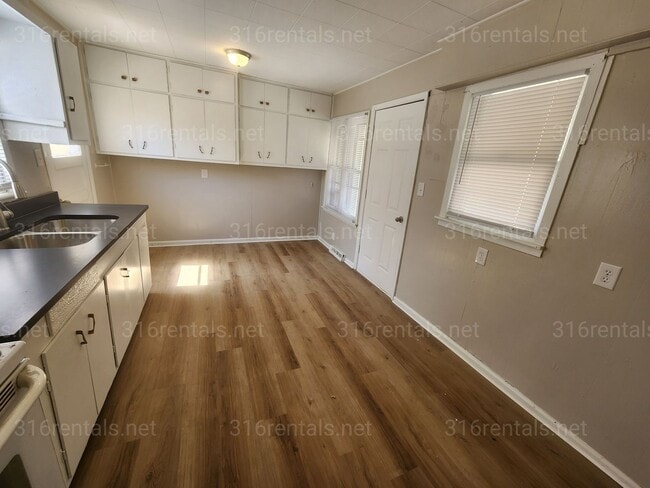 957 N Old Manor Rd