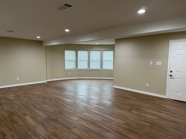 Photo - 631 Live Oak Dr