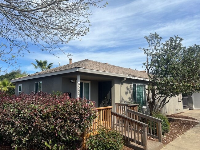 Building Photo - GORGEOUS REMODELED 3 BEDROOM HOME IN TAHOE PARK!!