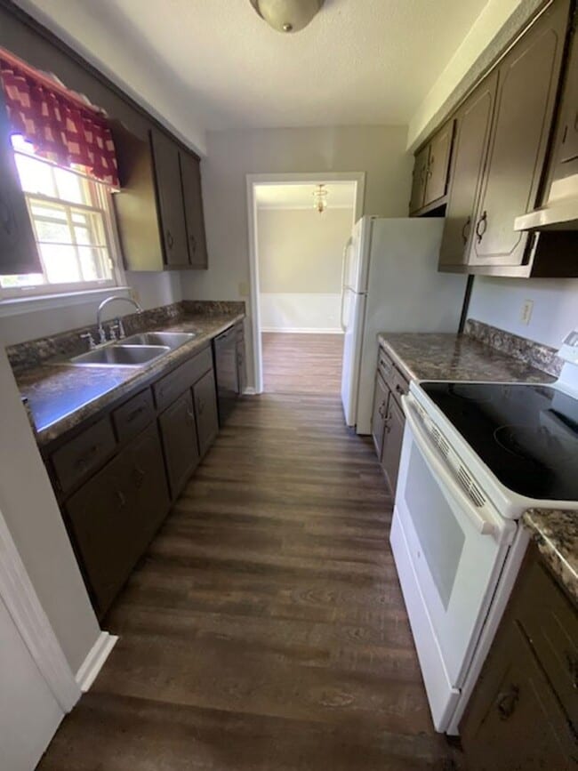 Photo - 725 Overton Dr