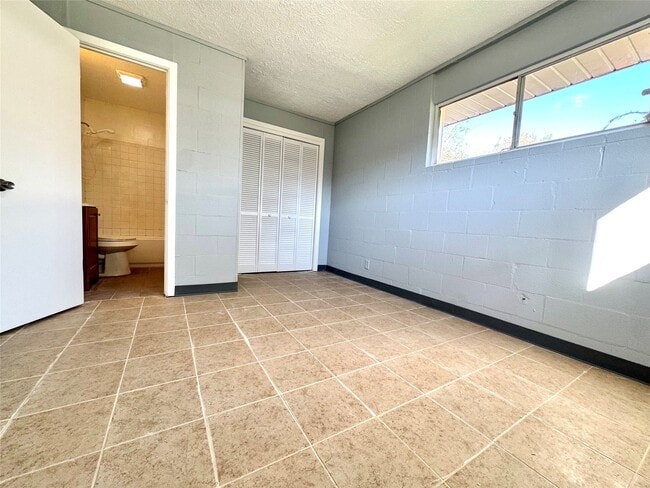 Photo - 425 E Park Dr