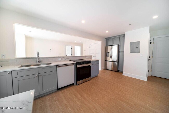 1125 E Ocean Ave Unit 2b