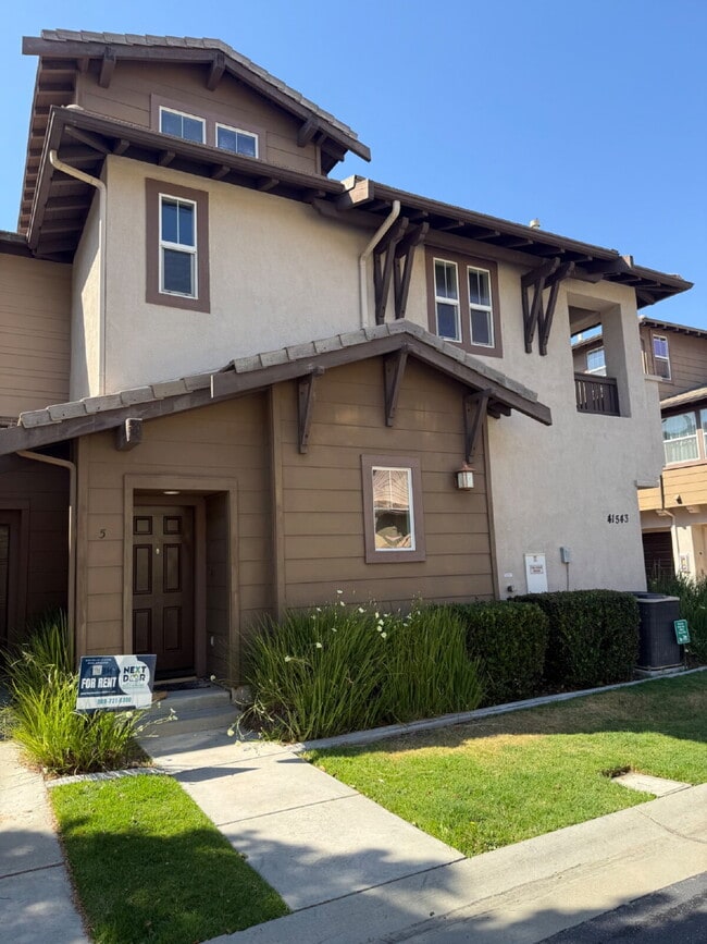 Building Photo - Don't miss out! This beautiful spacious condo offers open floor plan, lot's of natural light, pr... Unit 5