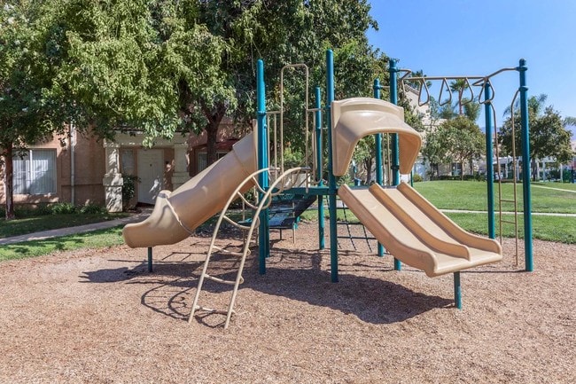 River Ranch Townhomes & Apartments