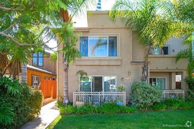 Building Photo - Beautiful 2 bedroom, 2 bath town house wit...