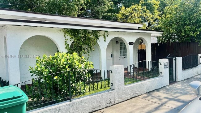 Building Photo - 3560 SW 25th Ter Unit Rear