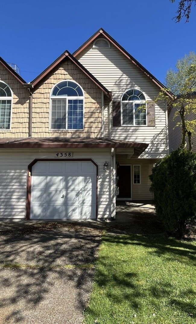 Building Photo - Spacious 3 Bedroom Home with Open Layout, Vaulted Bedrooms & Trail Access