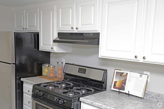 1BR, 1BA - 650SF