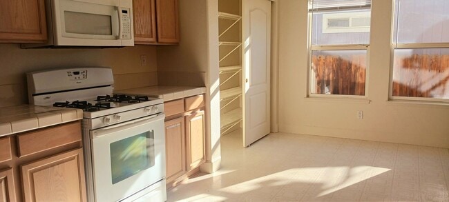 Photo - Bright airy 3/2/2 stucco in Sutro area.