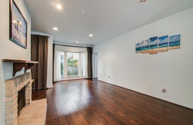 Building Photo - 2100 Tanglewilde St Unit 391 Rental