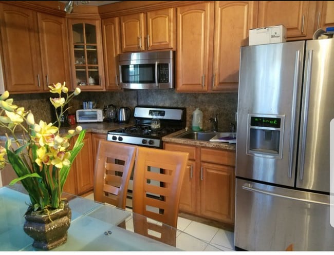 eat-in kitchen - 27 Ontario Ave Unit 1st floor