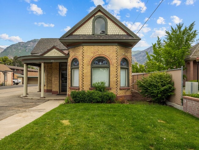 Building Photo - Boy-256 N 500 W Provo, UT 84601 Unit 3