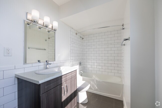 1BR, 1BA - Salle de bain - Caravelle Court