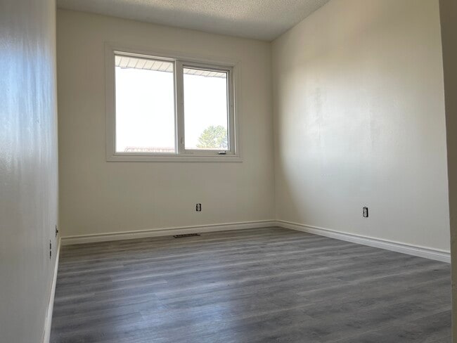 Photo - 11363 22 Av NW