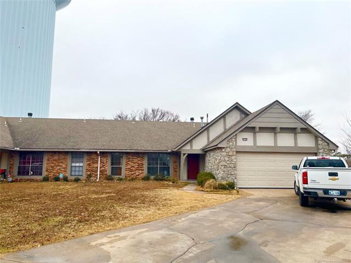 3 bed two bath in Woodcrest Estates - 3 bed two bath in Woodcrest Estates