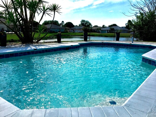 Piscina privada y lago - 5714 29th Ct E
