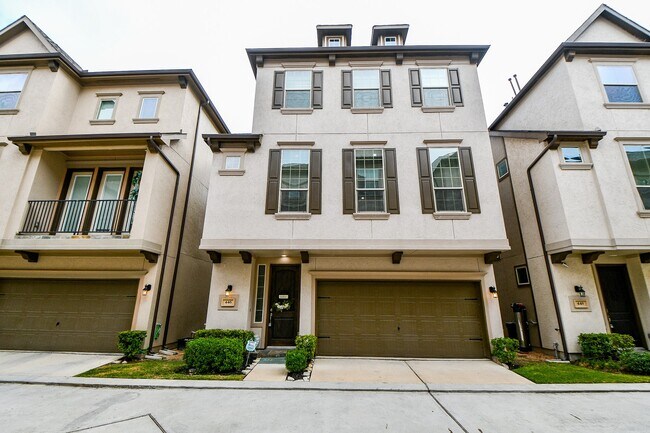 Photo - 446 N Live Oak St