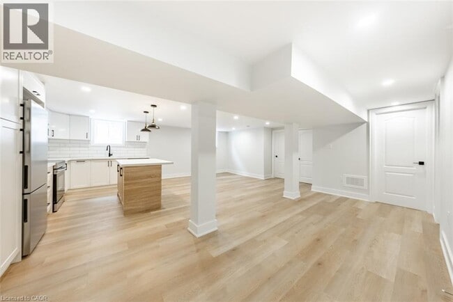 Photo - 172 Fennell Ave E