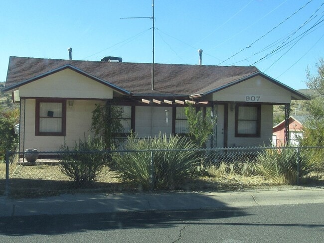 Building Photo - Bright 1BR Near Historic Downtown—Private & Full of Character