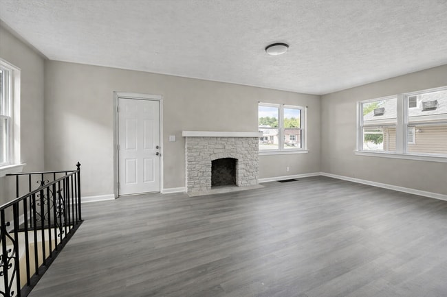 Photo - 2025 Mansfield St