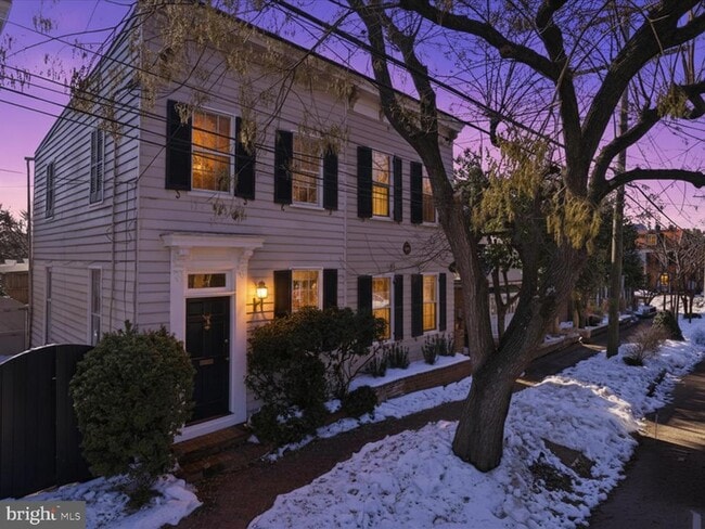 Building Photo - 210 Gibbon St