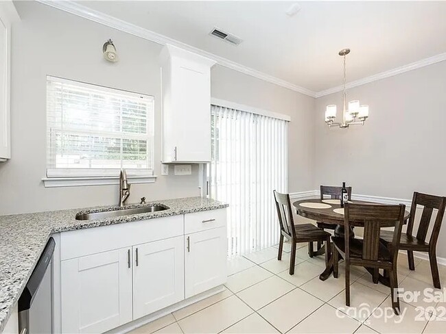 Photo - 1265 E Woodlawn Rd