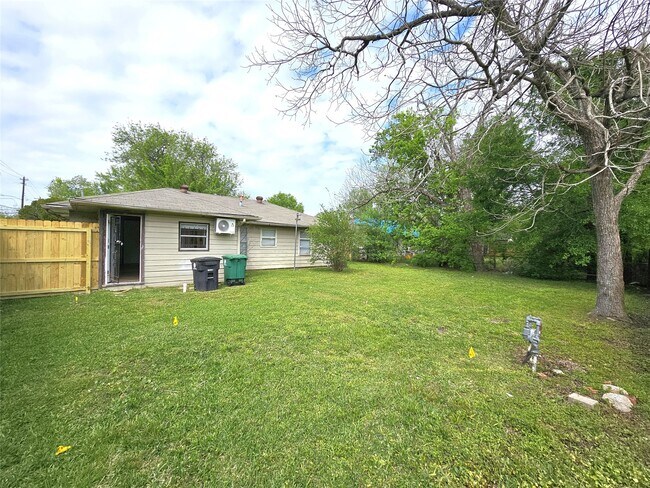 Building Photo - 5902 Pershing St