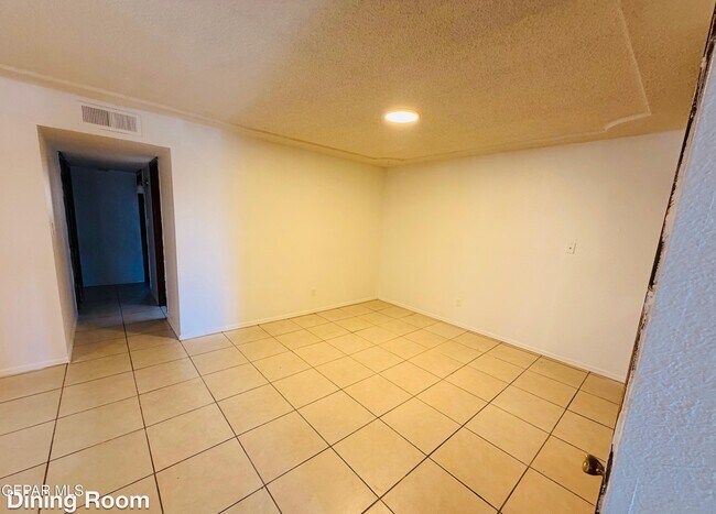 Photo - 10555 Kinross Ave