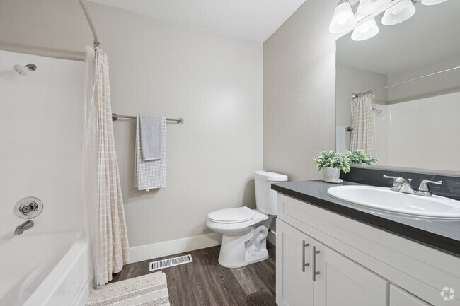 Townhome 2BR, 1.5BA - 1,117SF - Primary Bathroom