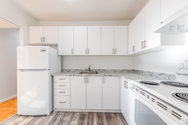 2BR, 1BA - 937 SF - Kitchen