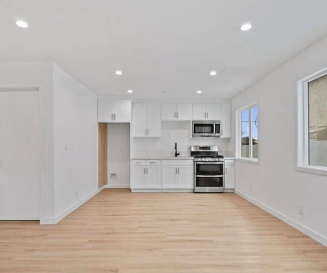 Photo - 10914 Columbus Ave Unit 1