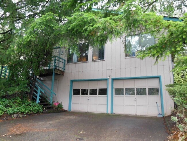 Building Photo - 3 Bedroom Duplex ~ Close to Timberhill ~ P... Unit 2995 NW Glenridge Rental