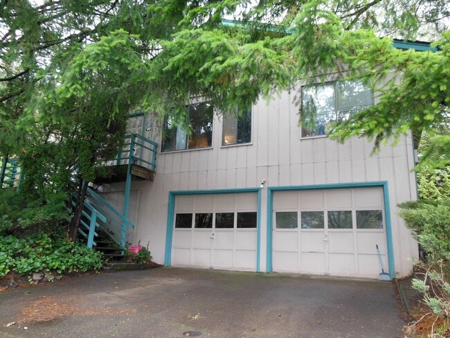Building Photo - 3 Bedroom Duplex ~ Close to Timberhill ~ P... Unit 2995 NW Glenridge Rental
