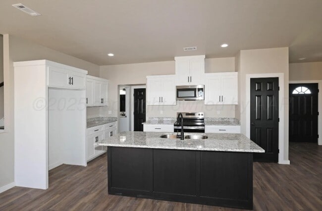 Photo - 925 E Loop 335 S