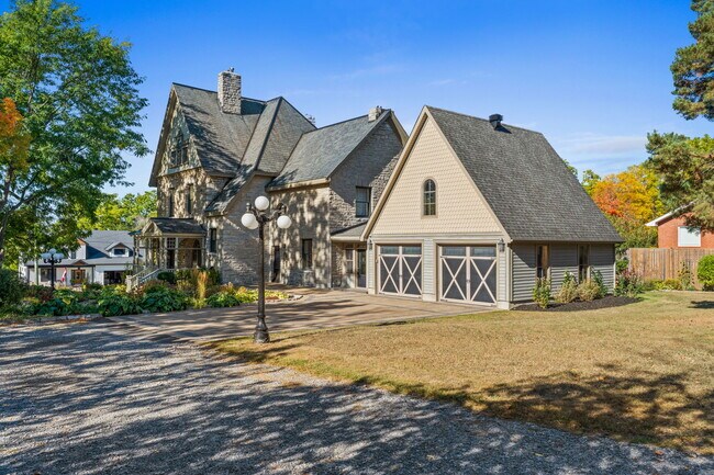 Photo - 161 Union St N
