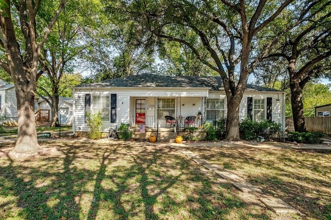 Classic 4 Bed, 2 Bath Home in the Heart of... - Classic 4 Bed, 2 Bath Home in the Heart of...
