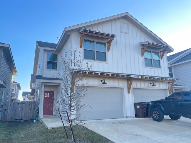 Building Photo - MOVE FAST—GATED TOWNHOME NEAR LACKLAND AFB WITH A PRIVATE YARD!