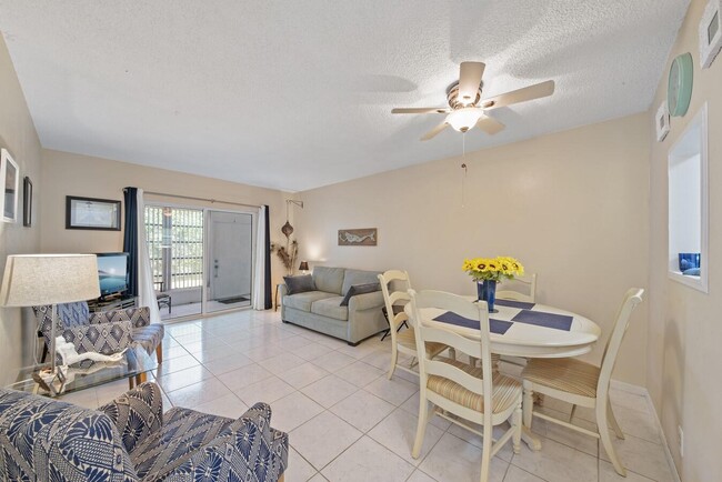 Building Photo - 1111 Lake Terrace Unit 105 Rental