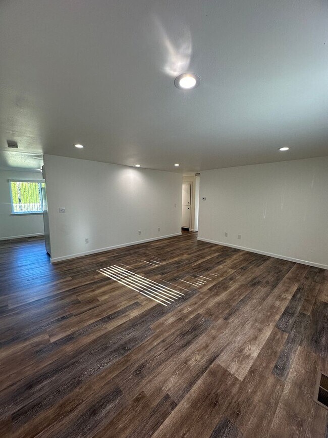 Photo - 9021 128th St E