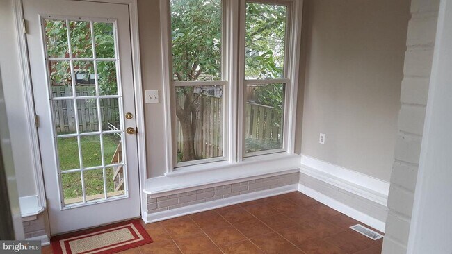 Photo - 905 Little St