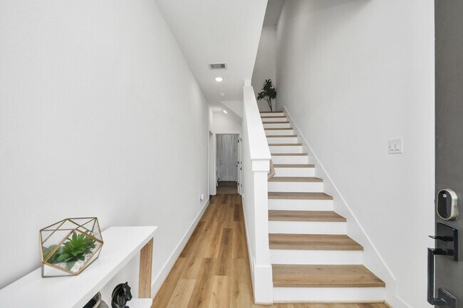 Photo - 3004 Holman St