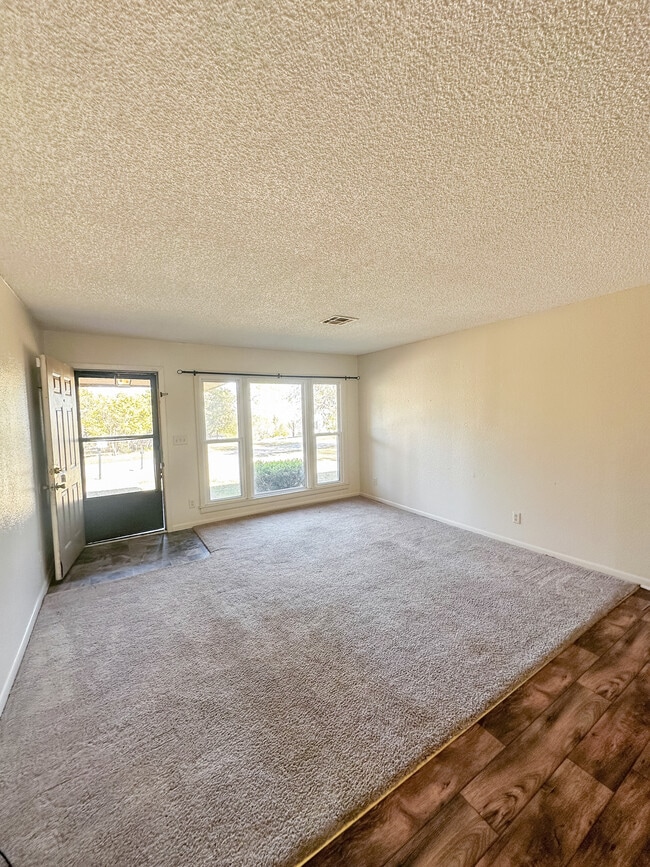 Photo - 924 NW Runyon Rd