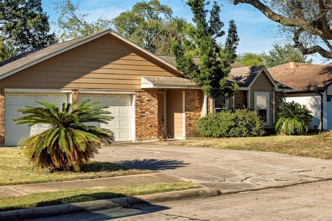 Building Photo - 408 Travis St