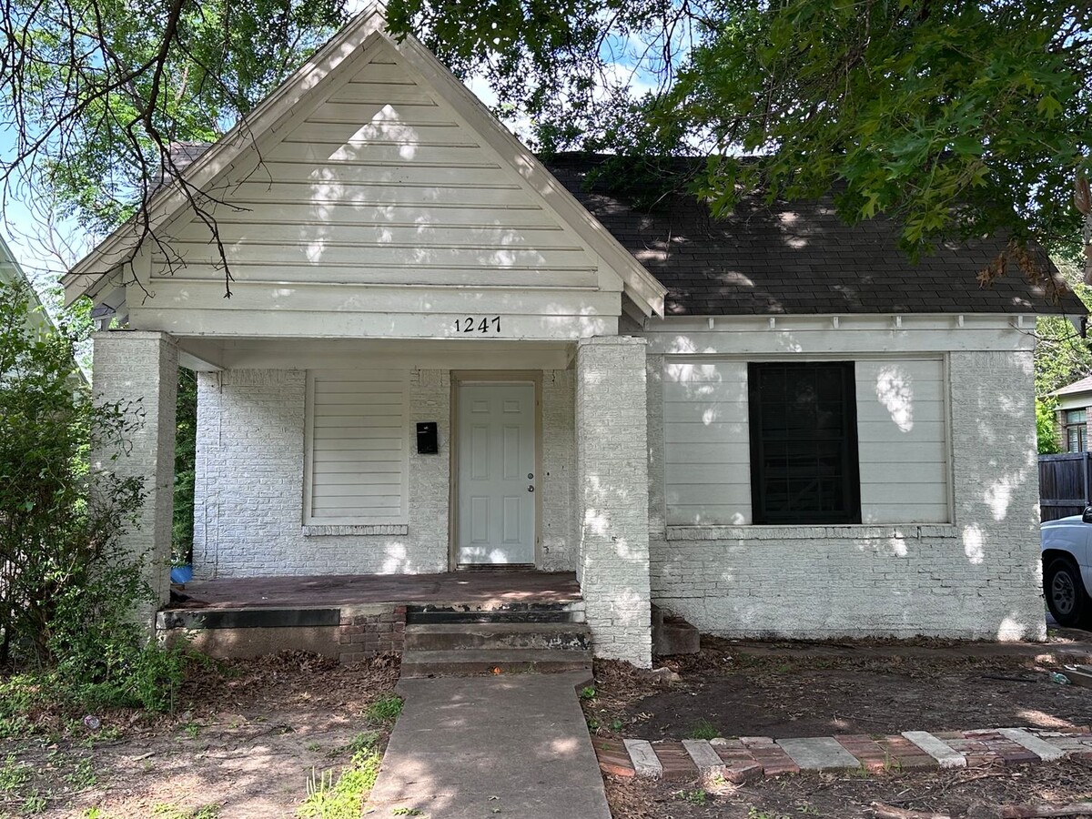 2 Bed, 1 Bath House available - 2 Bed, 1 Bath House available