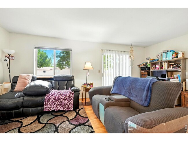 Living - 2124 3rd St SW