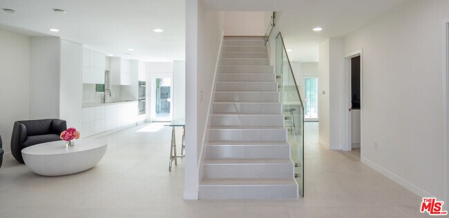 Photo - 9432 Oakmore Rd