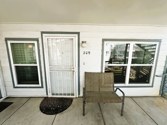 Updated 2 Bedroom, 2 Bath Condo (Available Immediately)
