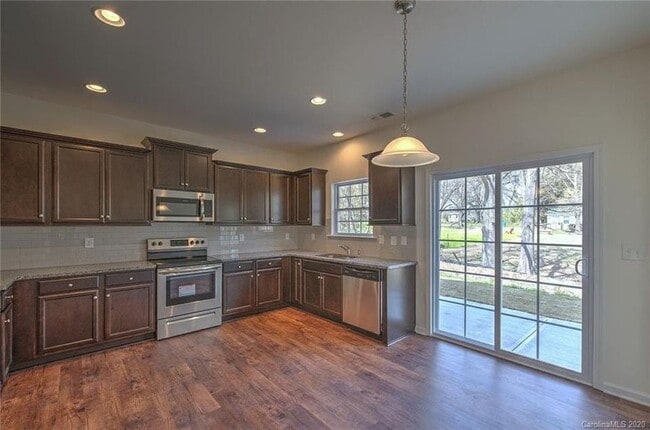 Photo - 154 Calderdale Ln