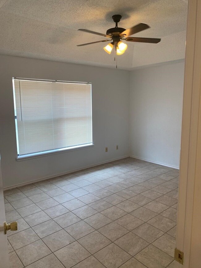 Photo - 1001 Lexington Cir