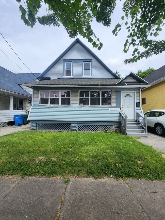 FIVE Bedroom Single Family Home! - FIVE Bedroom Single Family Home!